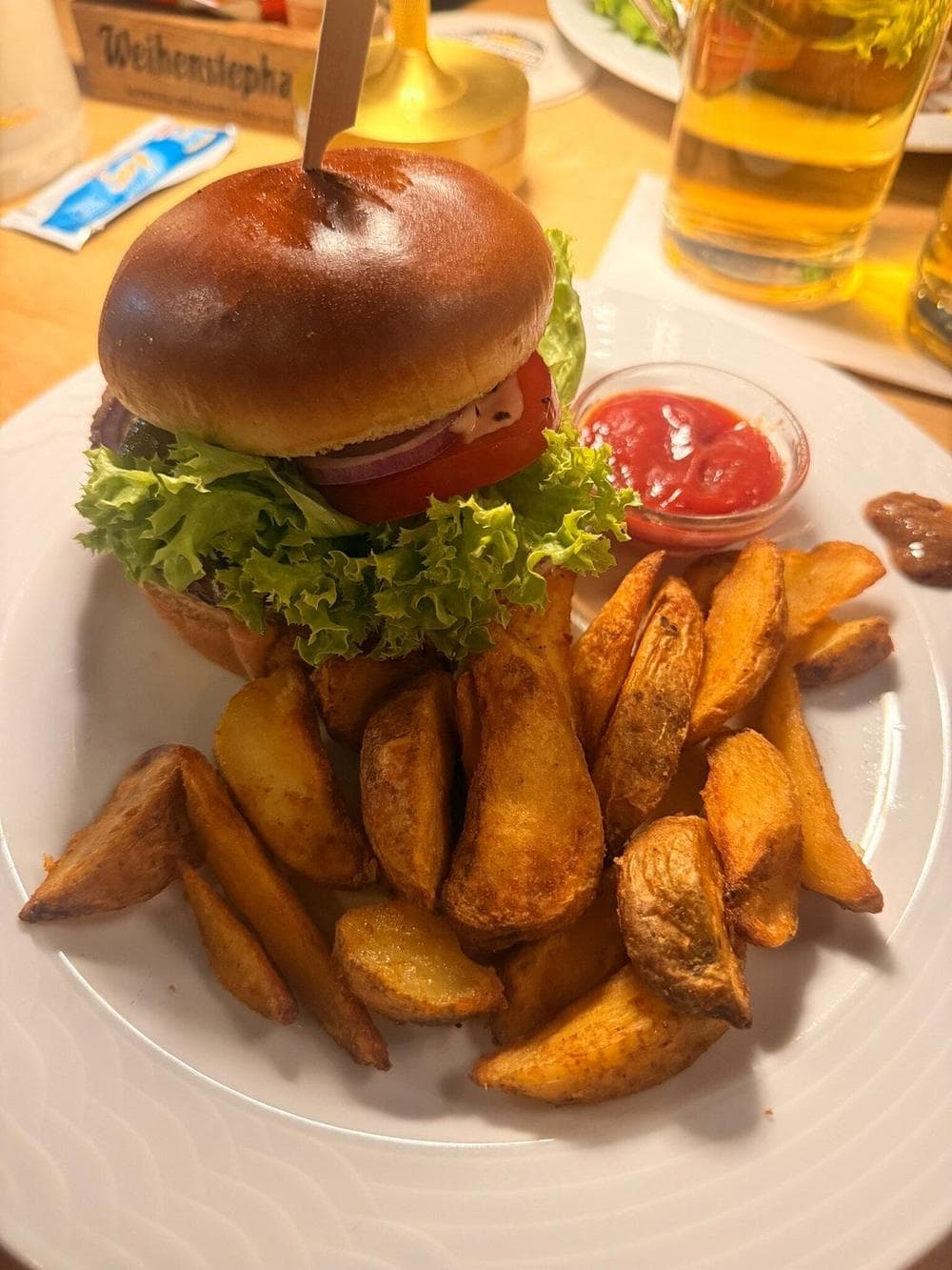 Vers gegrilde burger met aardappelwedges
