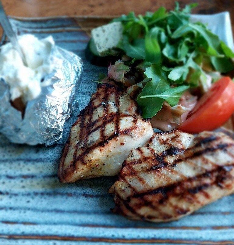 Gegrilde kipsteak met gepofte aardappel