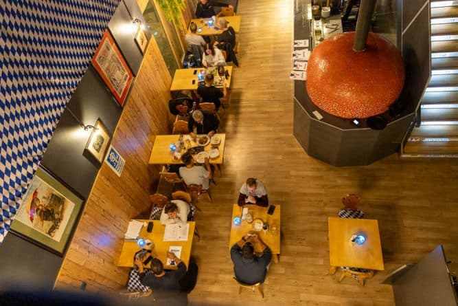 Gasten aan tafel