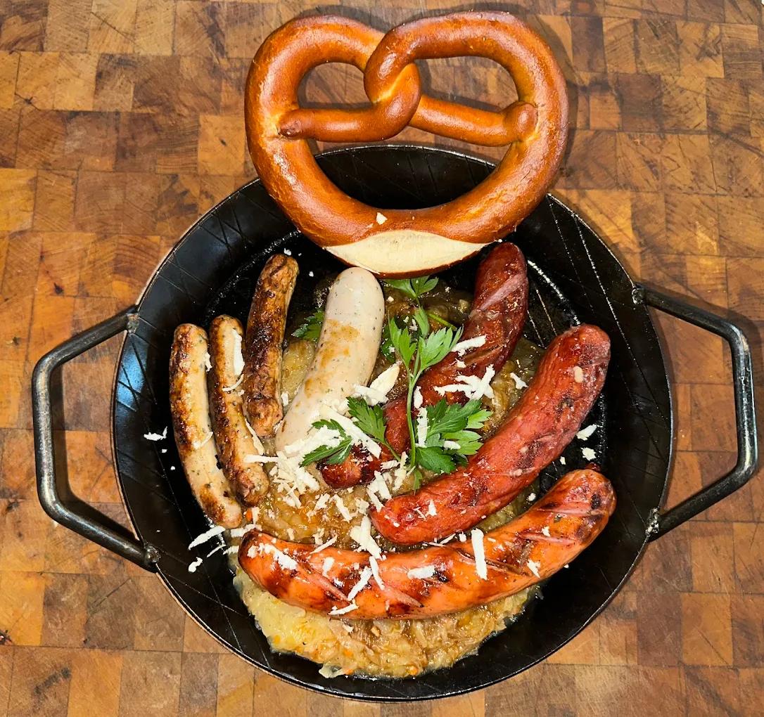 Brauhauspfanne — mixed sausage platter with pretzel